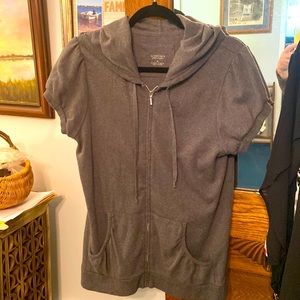 Sonoma Ladies M Grey Short Sleeve Hoodie Zip Up Front With Deep Front Pockets